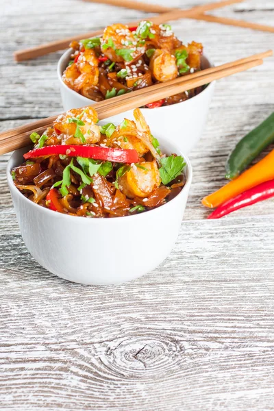 Macarrão de arroz frito com camarão . — Fotografia de Stock