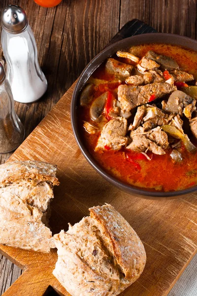 Gulaschsuppe mit Paprika. — Stockfoto