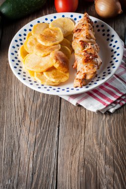 Şaşlık patates kızartması ile.