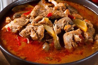 Gulaş çorbası kırmızı biber ile.