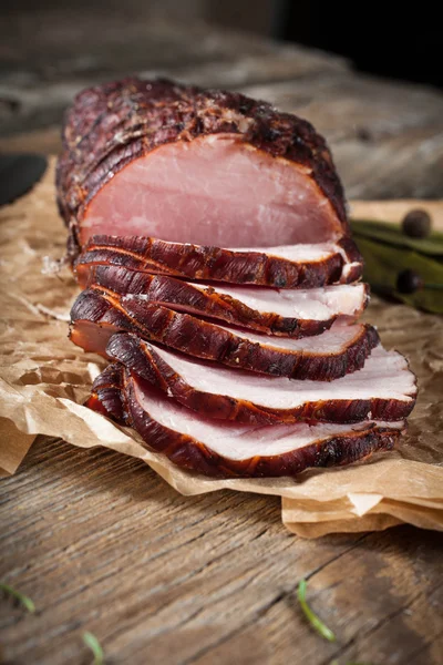 Gerookte ham op een snijplank. — Stockfoto