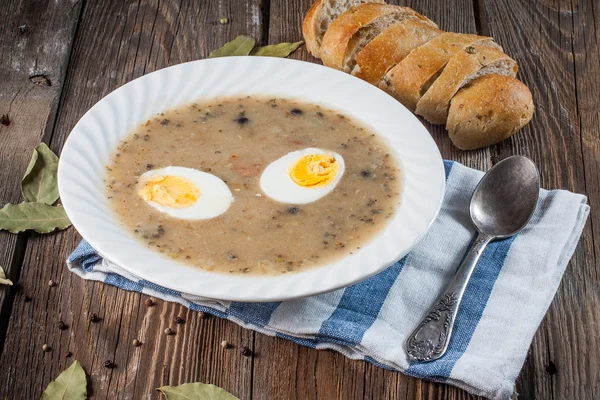 Кислый суп с яйцом . — стоковое фото
