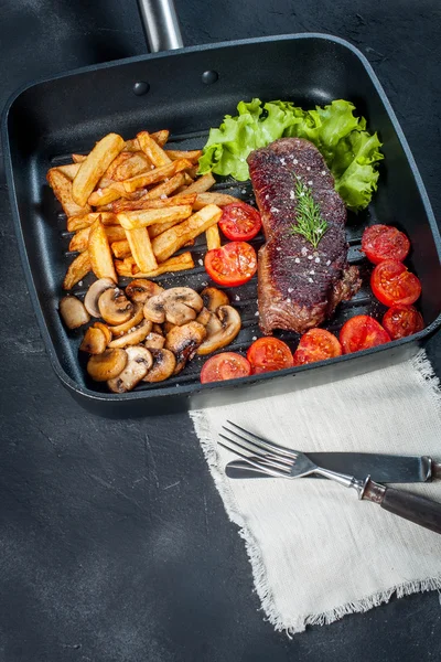 Gebakken biefstuk met frietjes . — Stockfoto