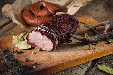 Bir kesme tahtası üzerinde jambon füme.