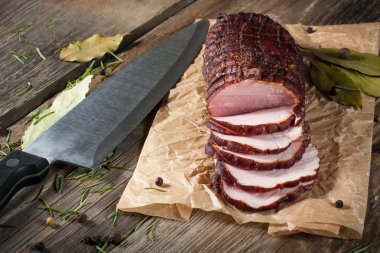 Bir kesme tahtası üzerinde jambon füme.