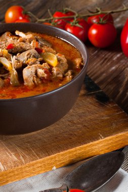 Gulaş çorbası kırmızı biber ile.