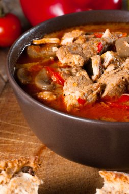 Gulaş çorbası kırmızı biber ile.