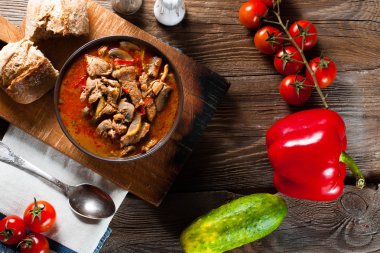 Gulaş çorbası kırmızı biber ile.