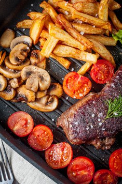 Kızarmış biftek ve patates kızartması .