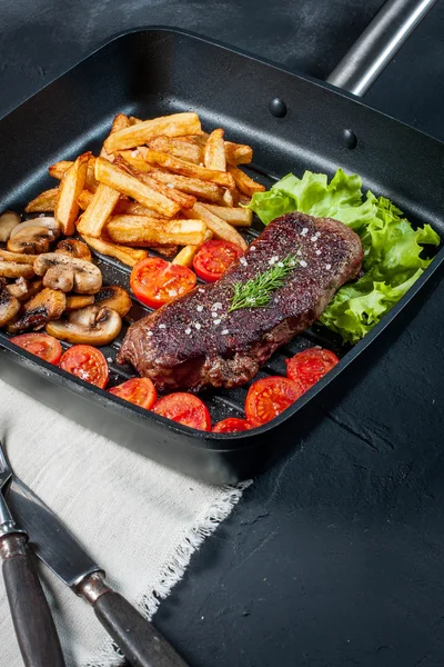 Steak frit aux frites  . — Photo