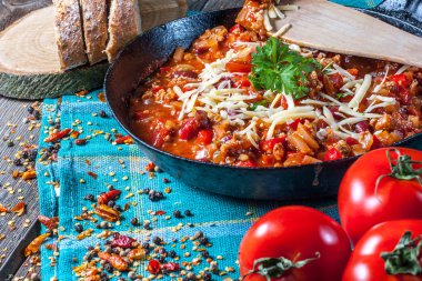 Chilli con carne peynir ile.