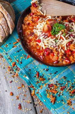 Chilli con carne peynir ile.