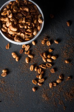 Kavrulmuş fındık karışımı.