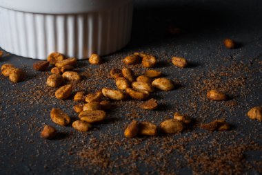 Kavrulmuş fındık karışımı.