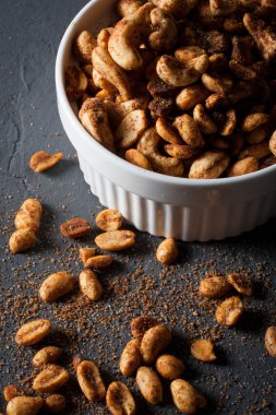 Kavrulmuş fındık karışımı.