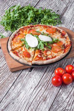 Vejetaryen pizza mozzarella ve roka ile.