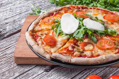 Vejetaryen pizza mozzarella ve roka ile.