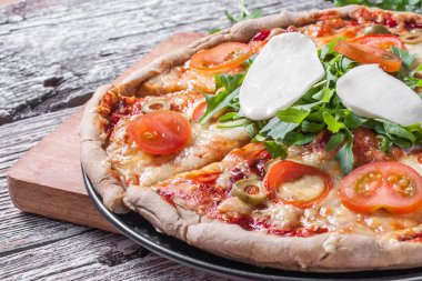 Vejetaryen pizza mozzarella ve roka ile.