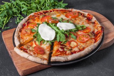 Vejetaryen pizza mozzarella ve roka ile.