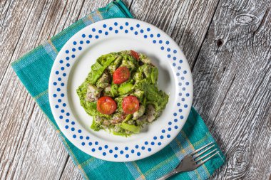 Yeşil pesto ile kuşkonmaz tagliatelle.