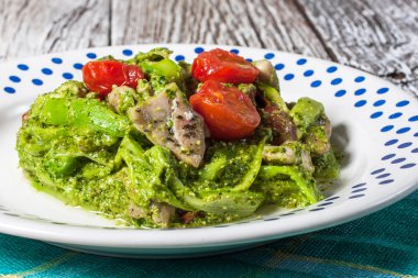 Yeşil pesto ile kuşkonmaz tagliatelle.