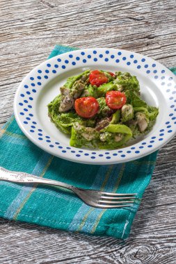Yeşil pesto ile kuşkonmaz tagliatelle.