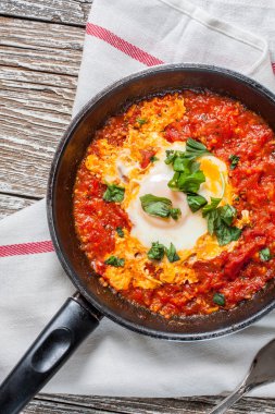 Şakşuka kızarmış yumurta ile.