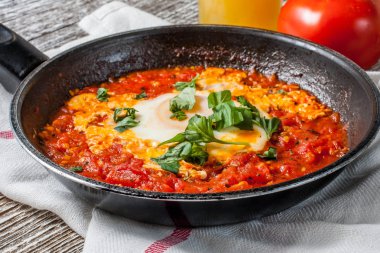 Şakşuka kızarmış yumurta ile.