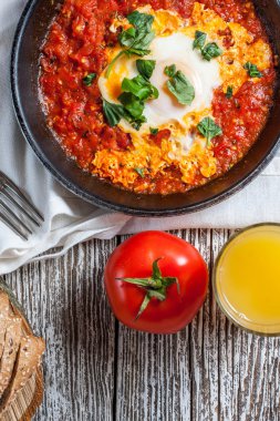 Şakşuka kızarmış yumurta ile.