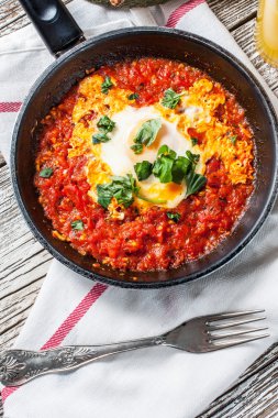 Şakşuka kızarmış yumurta ile.