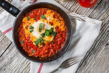 Şakşuka kızarmış yumurta ile.