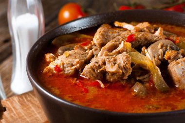 Gulaş çorbası kırmızı biber ile.