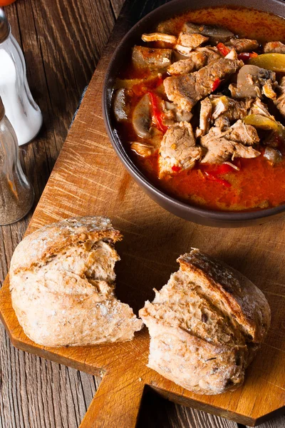 Gulaschsuppe mit Paprika. — Stockfoto