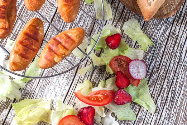 Queso de oveja a la parrilla con ensalada . — Foto de Stock