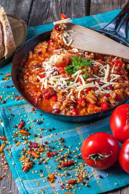 Chilli con carne peynir ile.