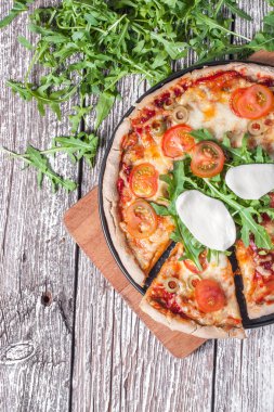 Vejetaryen pizza mozzarella ve roka ile.