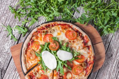 Vejetaryen pizza mozzarella ve roka ile.