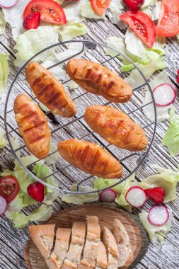 Salata ızgara koyun peyniri.