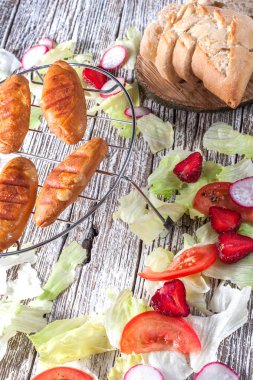 Salata ızgara koyun peyniri.