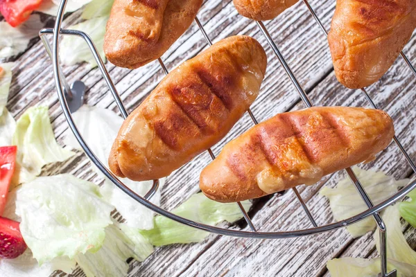 Queijo de ovelha grelhado com uma salada . — Fotografia de Stock