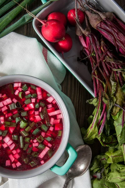 Frenk soğanı ve turp ile pancar çorbası