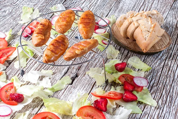 Queso de oveja a la parrilla con ensalada . — Foto de Stock