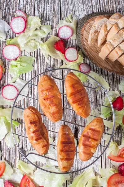 Queso de oveja a la parrilla con ensalada . — Foto de Stock