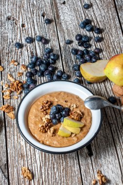 Bal ile ev yulaf lapası.