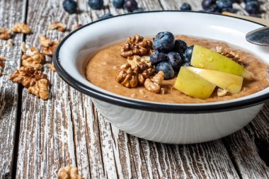 Bal ile ev yulaf lapası.