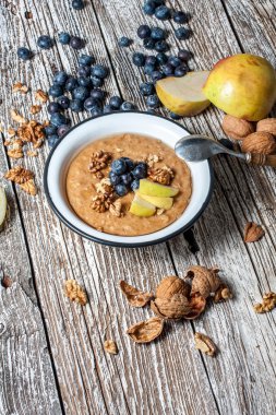 Bal ile ev yulaf lapası.