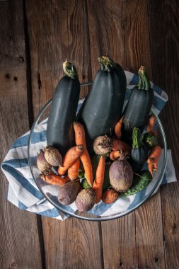 Bir cam şeffaf kase taze sebze.