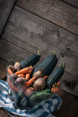 Bir cam şeffaf kase taze sebze.