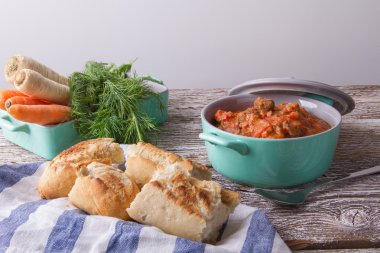 Kırmızı biber ile baharatlı gulaş çorbası.