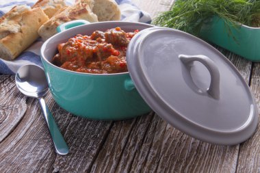 Kırmızı biber ile baharatlı gulaş çorbası.